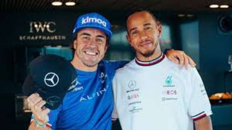 Lewis Hamilton entrega boné autografado a Fernando Alonso após desentendimento no GP da Bélgica