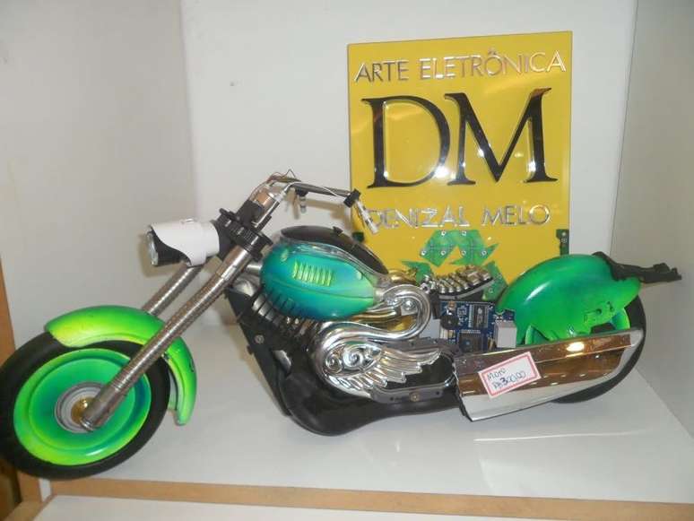 Uma das motos criadas por ele de decora&ccedil;&atilde;o, vendida por R$ 300