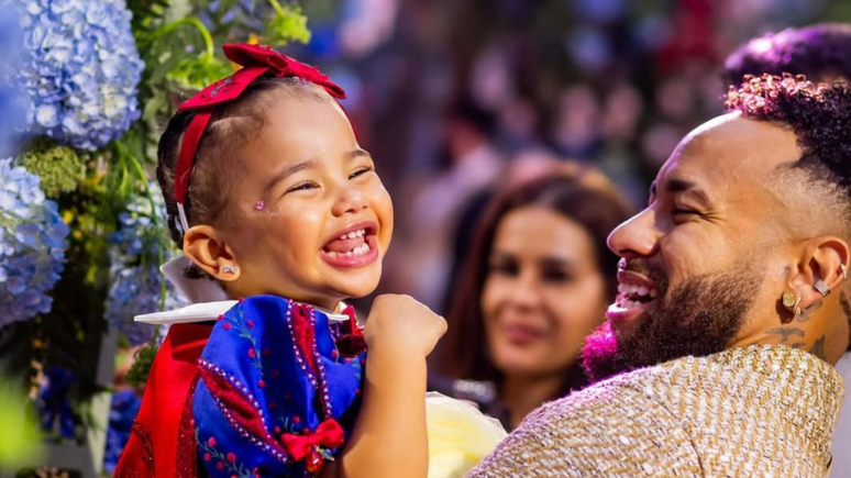 Neymar celebra 2 anos de Mavie após filha ir parar no hospital com braço engessado