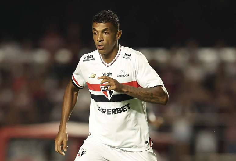 Luiz Gustavo em campo pelo São Paulo –