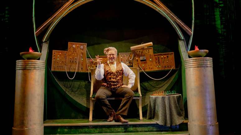 Tiago Abravanel assume o papel do Mágico de Oz em temporada especial de 'Wicked' (divulgação)