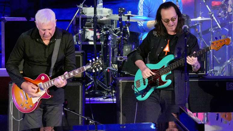 Alex Lifeson e Geddy Lee, do Rush, em 2022