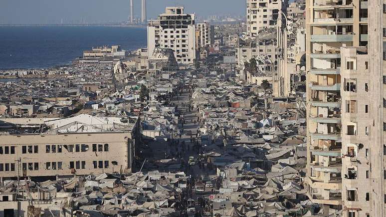 Esta área costeira da Cidade de Gaza tinha muitas tendas no início de setembro, mas Israel ordenou recentemente que essas pessoas saíssem