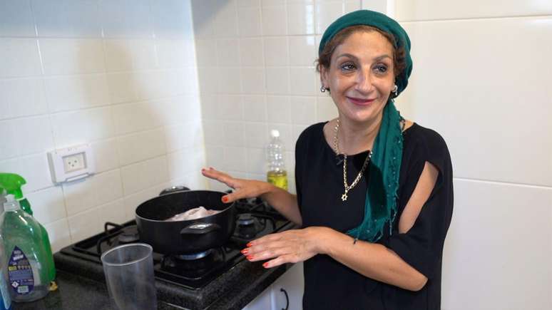 Simha Dahan prepara uma refei&ccedil;&atilde;o para o marido e quatro de suas filhas, que se mudaram do Reino Unido para Israel em 2024