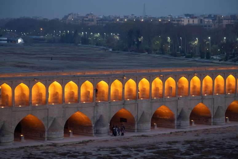 O Ir&atilde; continua consumindo mais &aacute;gua do que oferece a natureza, esgotando seus rios e deixando as pontes hist&oacute;ricas de Isfahan em risco de afundamento