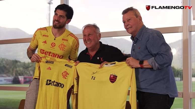 Rossi, Zico e Raul Plassmann posam para fotos em resenha da Flamengo TV –