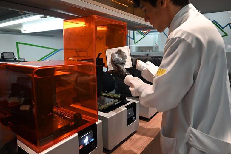 In addition to reducing production costs, the method that uses the 3D printer also reduces the preparation time of the prosthesis