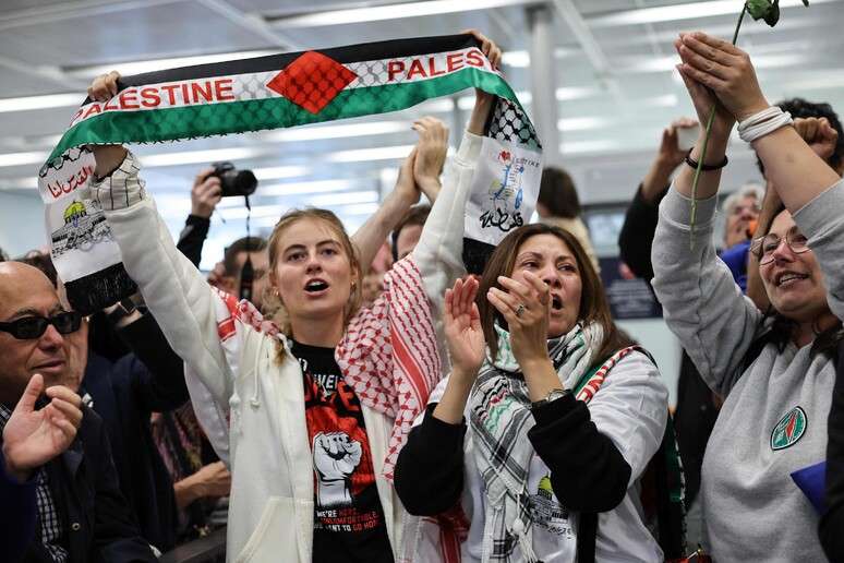 Italiano afirmou que os membros da frota estavam em uma "missão de paz" em direção ao enclave