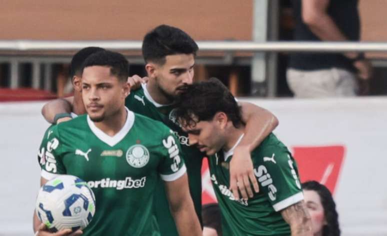 Vitor Roque recebeu críticas após postagem apontada como homofóbica nas redes sociais.