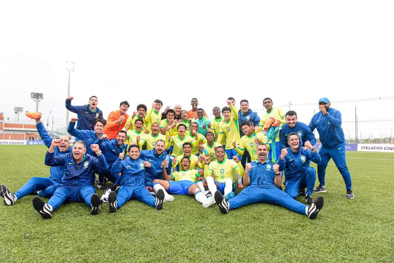 Jogadores da Seleção Brasileira comemoram título sub-15