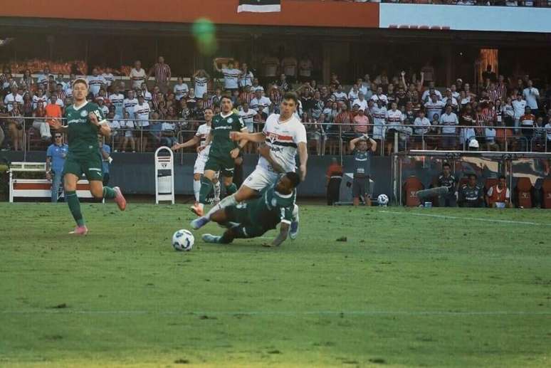 São Paulo ficou na bronca com arbitragem por não marcar pênalti  –