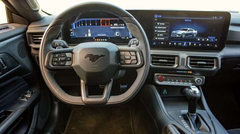 Vers&atilde;o Black Horse tem detalhes diferentes, como plaquinha com numera&ccedil;&atilde;o e o cavalo galopante preto no volante