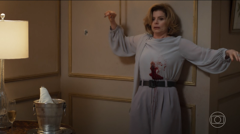 Odete Roitman (Debora Bloch) é assassinada em Vale Tudo