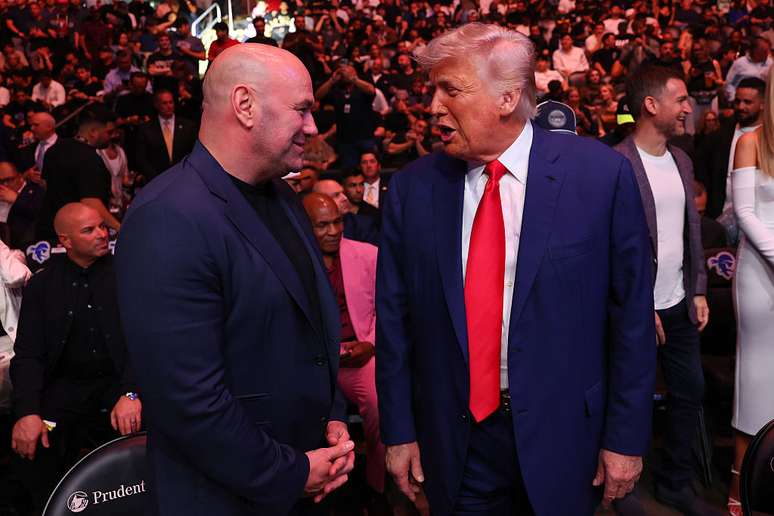 Presidente dos EUA, Donald Trump, conversa com o presidente e CEO do UFC, Dana White, durante o UFC 316 no Prudential Center, em 7 de junho de 2025, em Nova Jersey