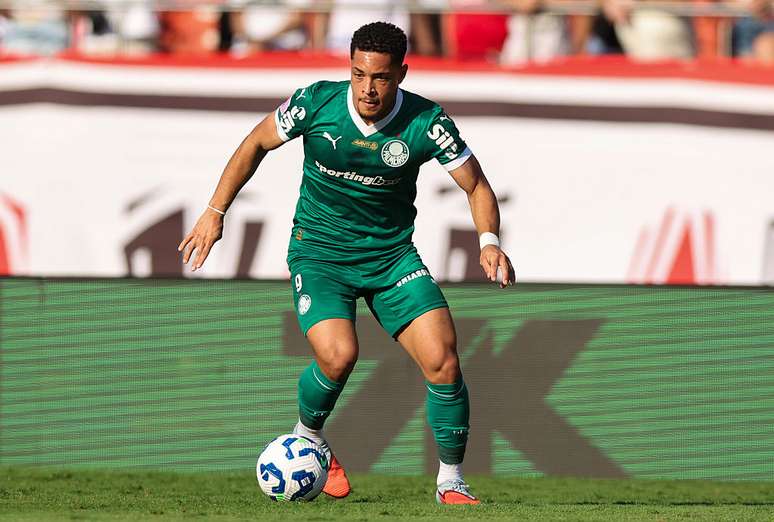 Vitor Roque contra o São Paulo