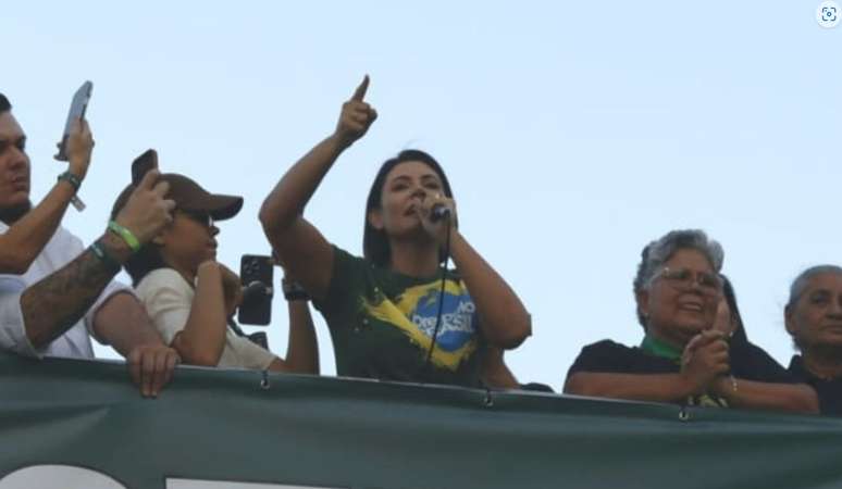 మిచెల్ బోల్సోనారో జనవరి 8న బ్రెసిలియాలో దోషులుగా తేలిన వారి కోసం క్షమాభిక్ష చట్టం సందర్భంగా ఎస్ప్లనాడా డాస్ మినిస్టీరియోస్‌లో ఎలక్ట్రిక్ త్రయంతో మాట్లాడుతున్నారు.