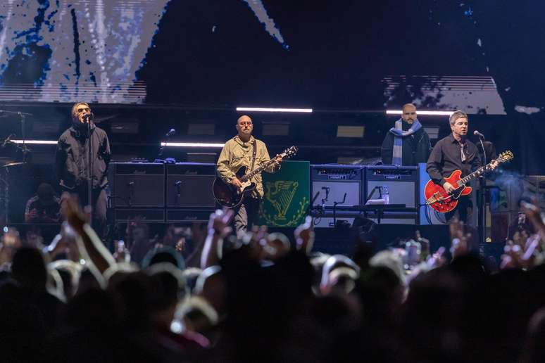 Liam Gallagher, Paul "Bonehead" Arthurs e Noel Gallagher, da banda Oasis, se apresentam durante sua turnê mundial Oasis Live '25 no MetLife Stadium em 31 de agosto de 2025 em East Rutherford, Nova Jersey