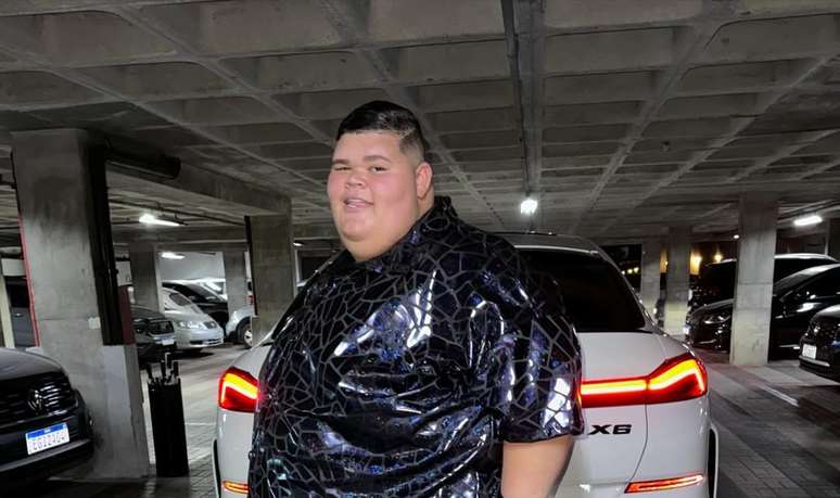 Gordão da XJ posa para foto em garagem