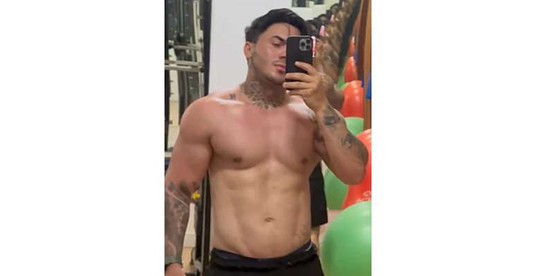 O artista cearense demonstrou satisfação com o resultado da cirurgia de ginecomastia e a definição dos músculos do abdômen com lipoescultura