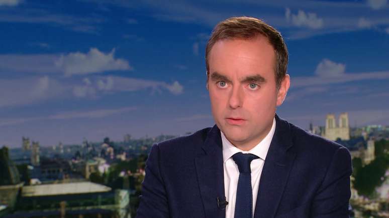 Sébastien Lecornu, que pediu demissão do cargo de primeiro-ministro francês, durante entrevista ao canal de televisão France 2, em 8 de outubro de 2025.