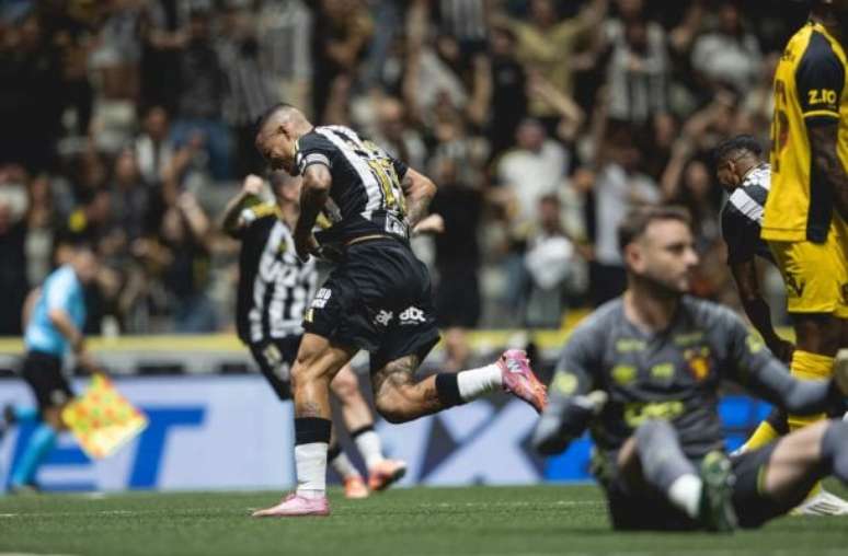 Guilherme Arana marcou e se emocionou na comemoração –