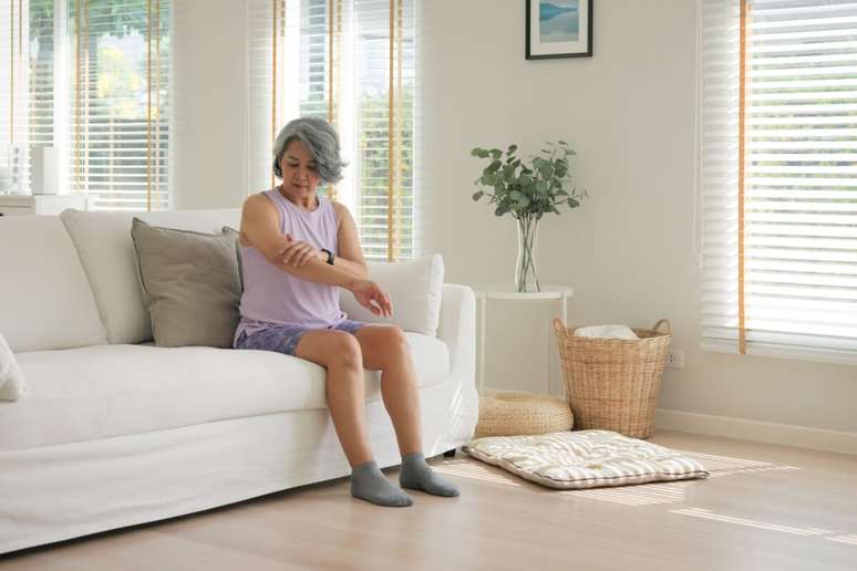 A queda do estrogênio provoca alterações estruturais e funcionais na pele, como a coceira