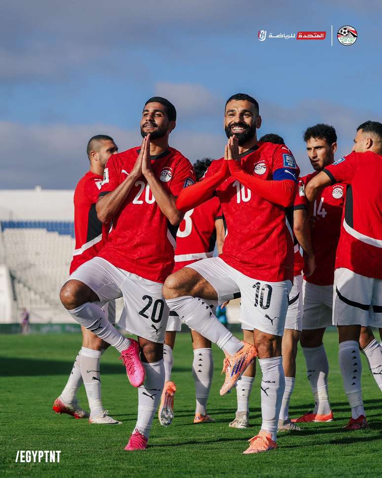 صلاح يحتفل بأحد أهداف مصر صلاح يحتفل بأحد أهداف مصر