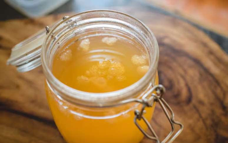 É uma bebida rica em probióticos que ajuda a equilibrar a microbiota e fortalecer o corpo. /