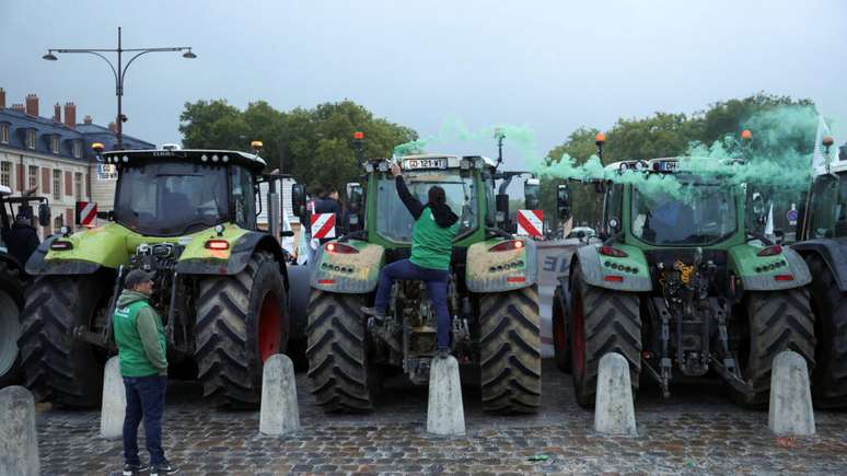 Agricultores franceses que se opõem ao acordo de livre- comércio entre a União Europeia e o Mercosul fizeram um protesto em frente ao Palácio de Versalhes, em 26 de setembro de 2025.