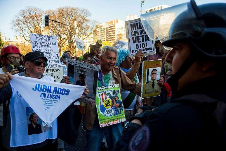 O crescente descontentamento social pode complicar a administração de Milei, dizem analistas