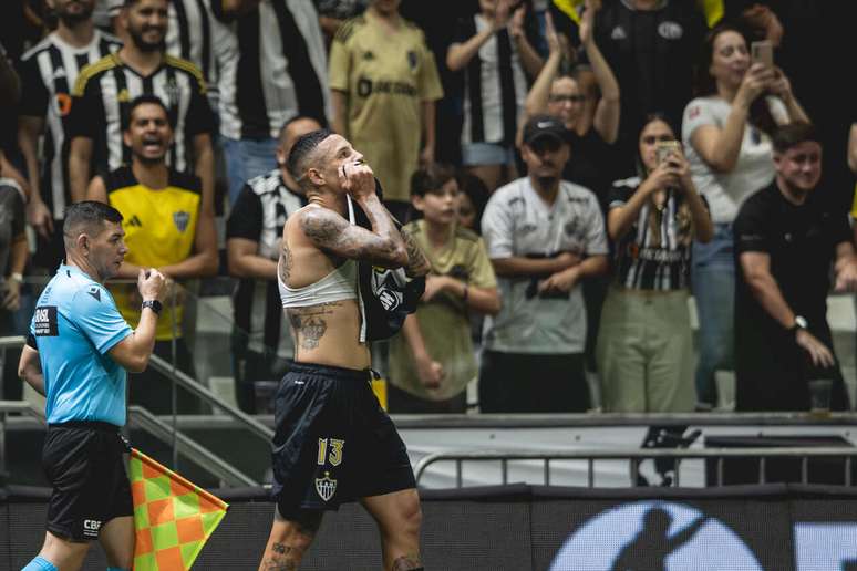 Guilherme Arana marcou e se emocionou na comemoração –