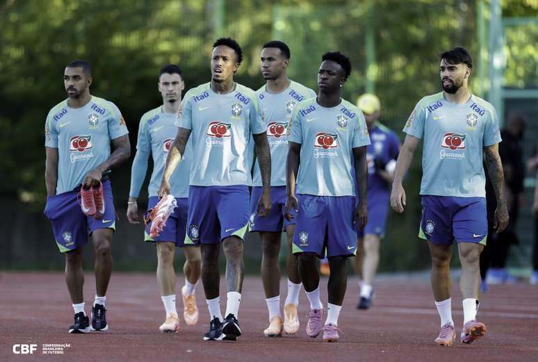 Jogadores da Seleção Brasileira antes do aquecimento e treio desta quarta-feira (08). Equipe encara a Coreia do Sul nesta sexta (10), às 8h30 (de Brasília), em amistoso. Ancelotti pode mandar um ataque diferente, com Vini J, Rodrygo e mais, como foi nesta quarta, mas o treinador deve . FOTO: @rafaelribeirorio / CBF