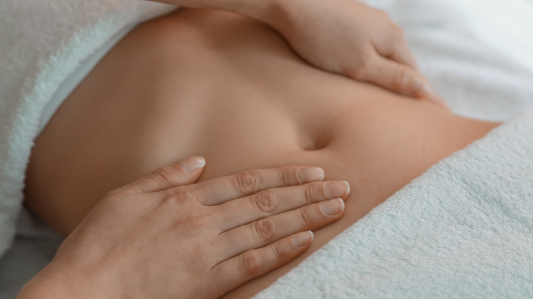 A massagem, que pode ser feita tanto em casa quanto em clínicas, promove a eliminação de toxinas e ainda melhora a qualidade do sono