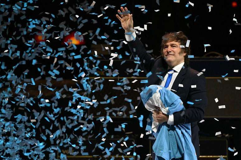 Após o show, Milei vestiu o terno "de presidente"