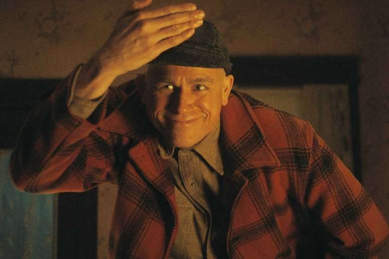 Ator protagonista de 'Monstro: A História de Ed Gein', Charlie Hunnam questionou quem é o verdadeiro monstro da série