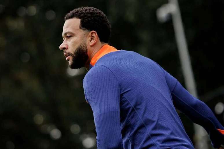 Memphis Depay durante treinamento da sele&ccedil;&atilde;o holandesa &ndash;