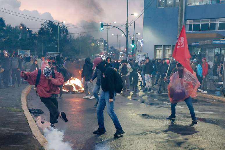Manifestantes se enfrentam com a pol&iacute;cia equatoriana durante protesto em Quito, em 30 de setembro