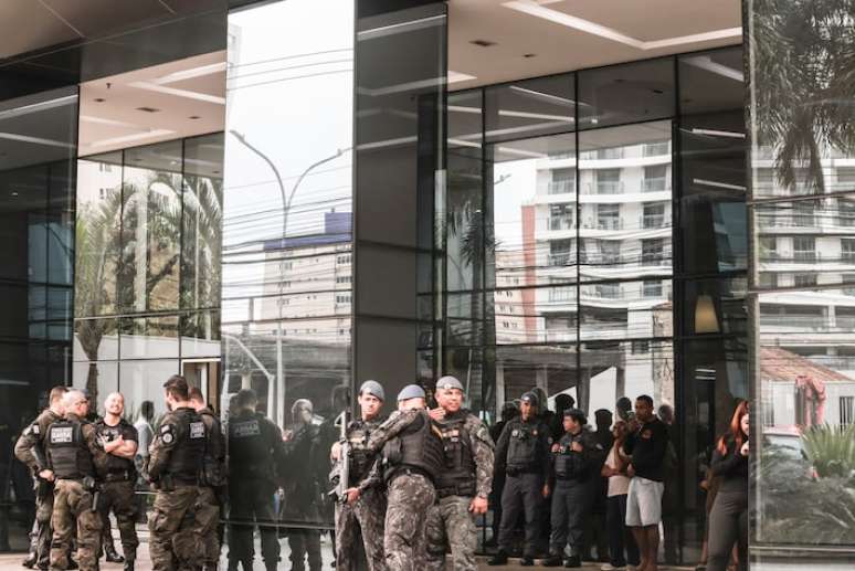 Prejuízo estimado supera os R$ 2 milhões; ao todo, 17 pessoas foram mantidas reféns.