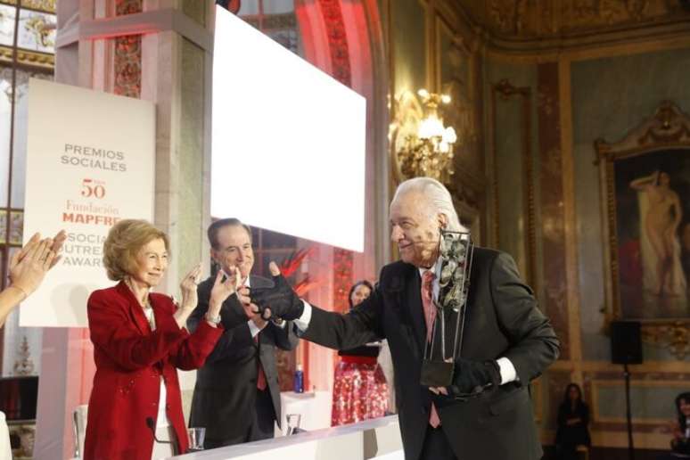 João Carlos Martins recebe troféu das mãos da rainha Sofia, da Espanha