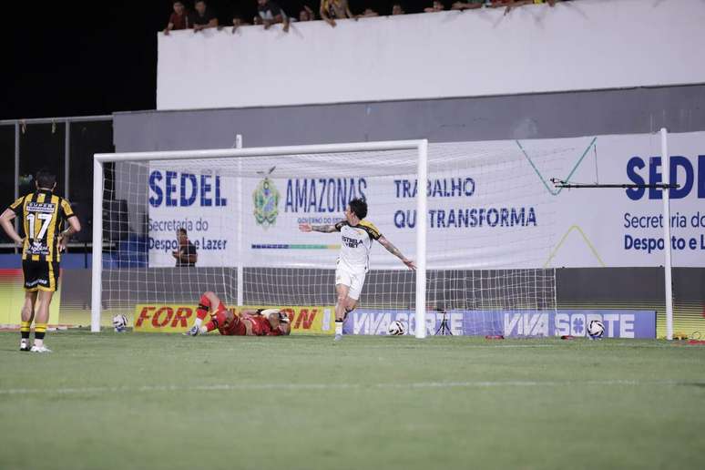 Jean Carlos comemora o gol do Criciúma –