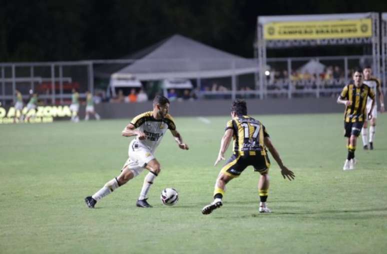 Jean Carlos comemora o gol do Criciúma –
