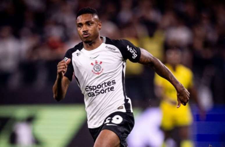 Vitinho em campo pelo Corinthians –