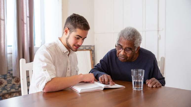 How to note the signs of Alzheimer’s in a family member?