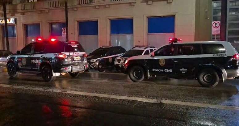 Foram apreendidos R$ 6 mil em dinheiro, 6 quilos de drogas (entre maconha e cocaína), simulacros de armas, 19 celulares, coletes balísticos, anotações e pendrives.