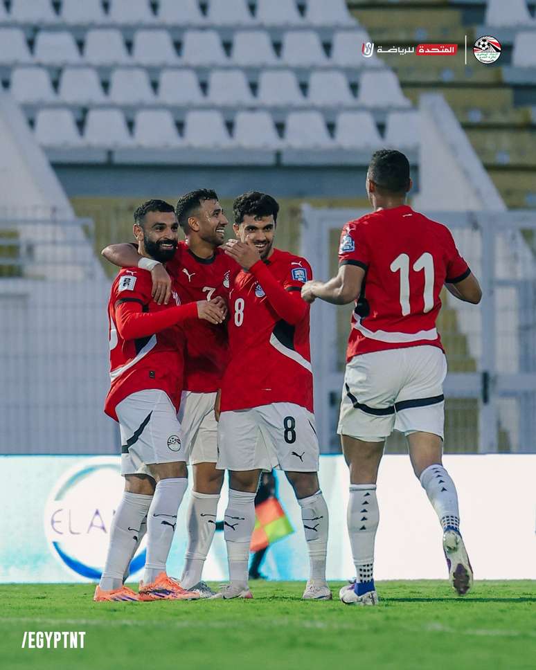 صلاح يحتفل بأحد أهداف مصر صلاح يحتفل بأحد أهداف مصر