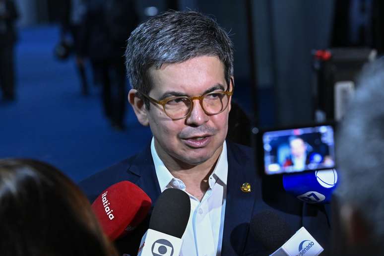 O líder do governo no Congresso, Randolfe Rodrigues, durante entrevista após a sessão que derrubou a MP dos tributos.