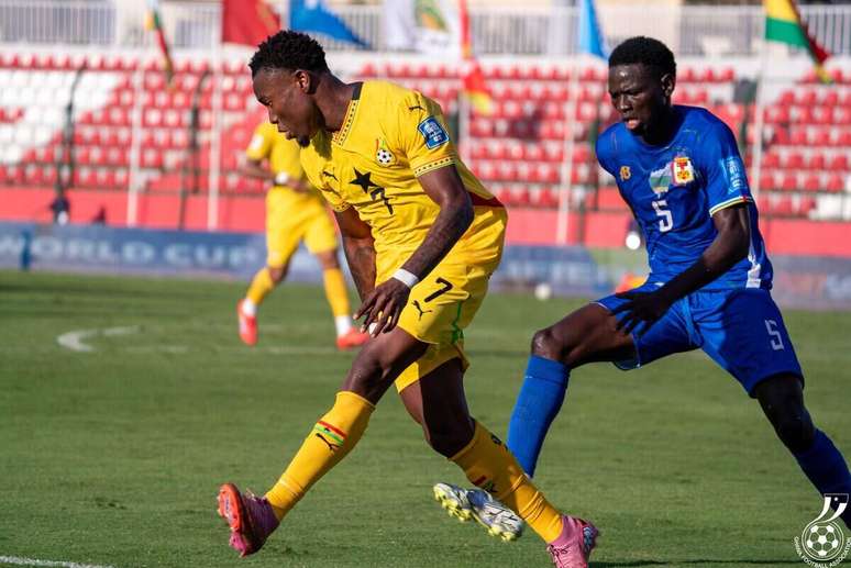 Fatawu, de Gana (de amarelo), recebe a marca&ccedil;&atilde;o de Miambaye.