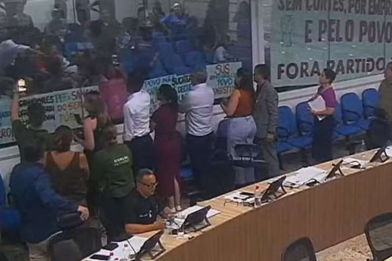 Sessão da Câmara Municipal foi suspensa após confusão envolvendo vereadores e moradores de Taubaté