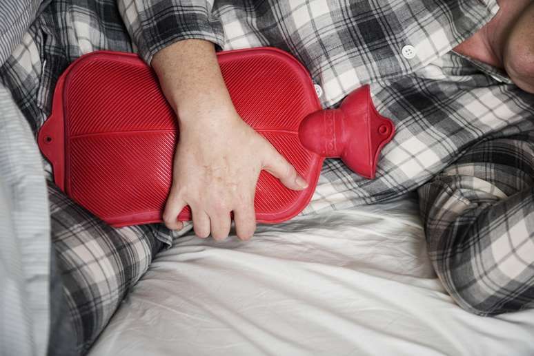 Compressa de água morna ajuda a aliviar as dores abdominais causadas por gases