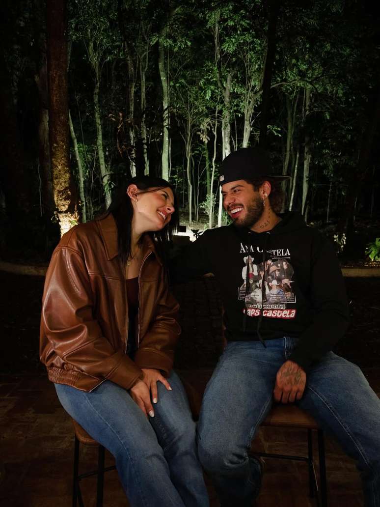 Ana Castela e Z&eacute; Felipe posando juntos